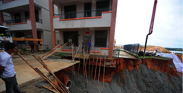 混凝土、民房傾斜